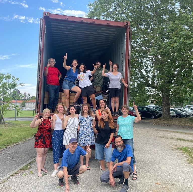 les bénévoles devant le camion qui amène les appareillages