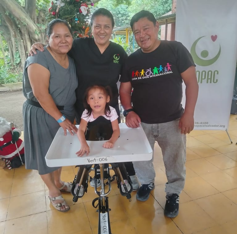 Un enfant handicapé avec l'appareillage et 3 adultes au tour