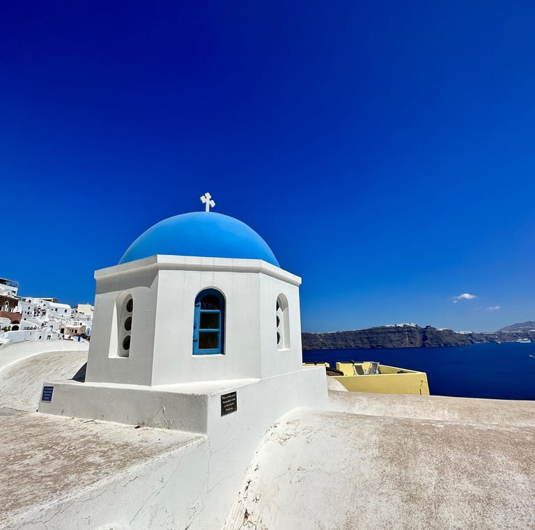Tetto blu di una chiesa a Santorini