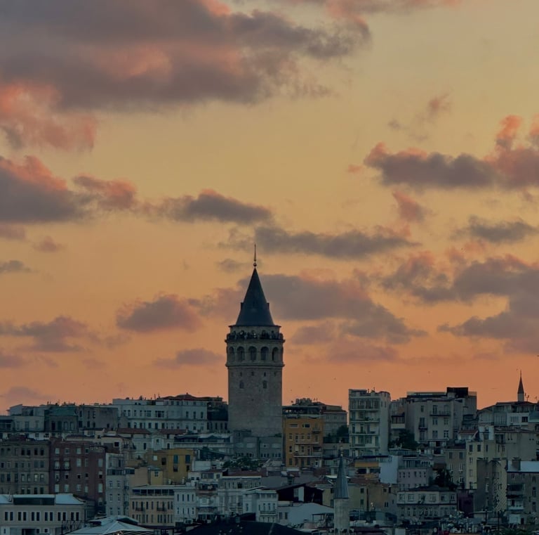 Torre Galata di Istanbul al tramonto