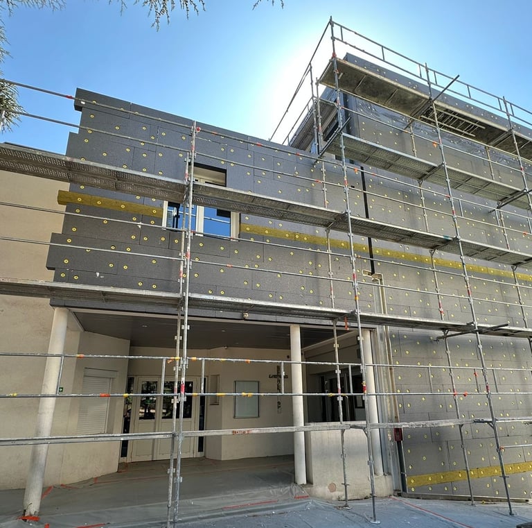 a building with scafafaffe on a scaffolded scaf