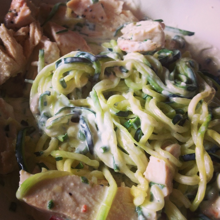 Macarrão de abobrinha com molho branco e frango