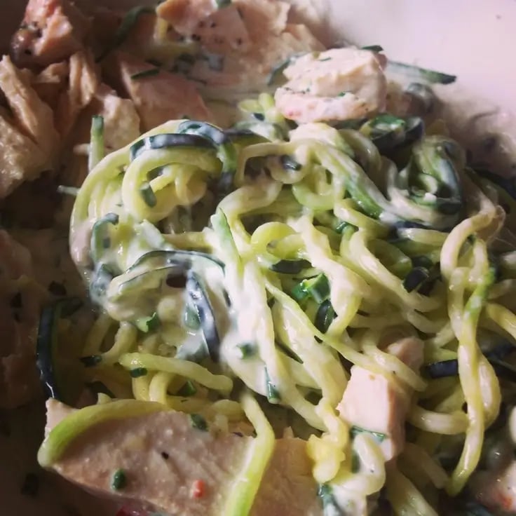 Macarrão de abobrinha com molho branco e frango