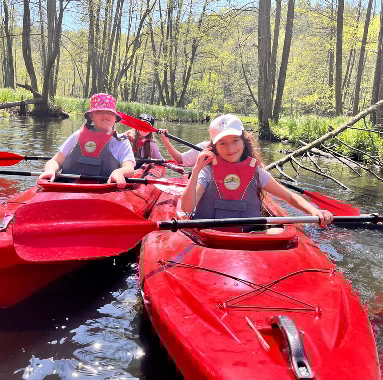 dziewczynki w kajaku