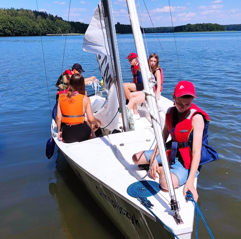 dzieci na żaglówce