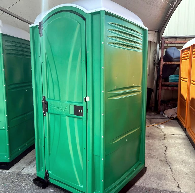 Baño portátil verde limpio y en buen estado, disponible para alquiler en Venezuela