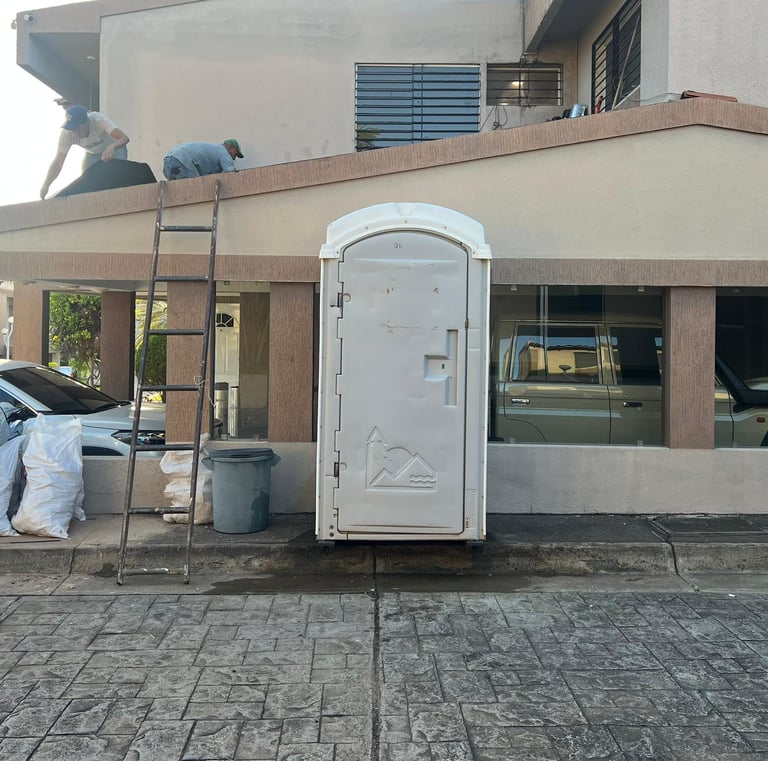 Baño portátil instalado en una obra de remodelación residencial en Venezuela