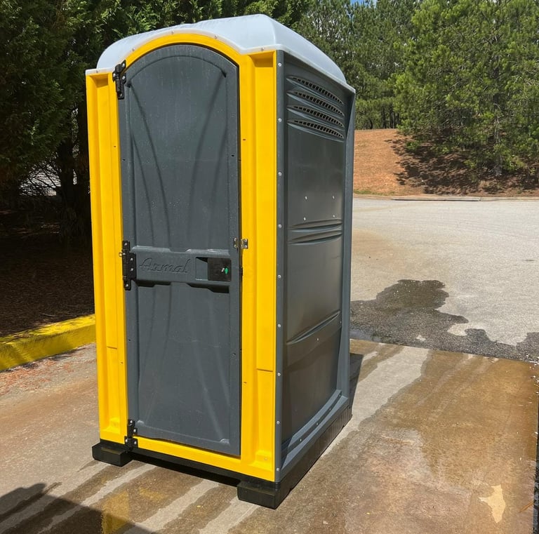 Baño portátil color amarillo y gris, unidad robusta para alquiler en obras y eventos en Venezuela