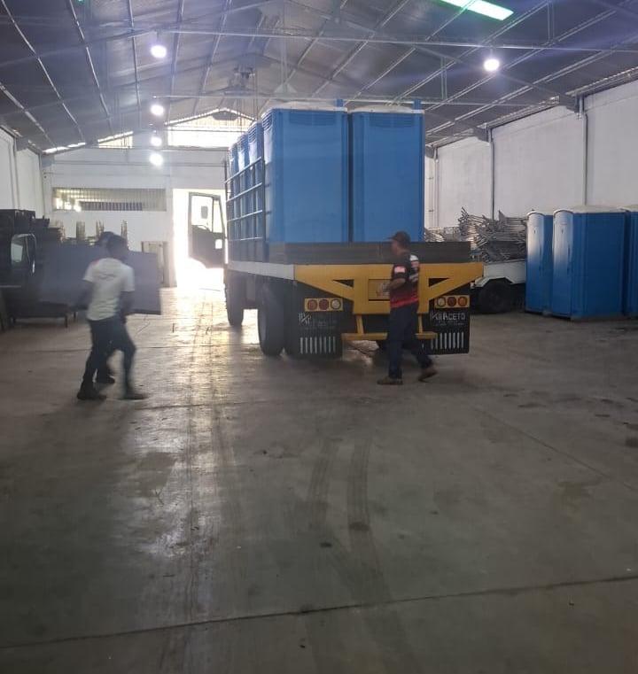 Haciendo la carga para un montaje de sanitarios