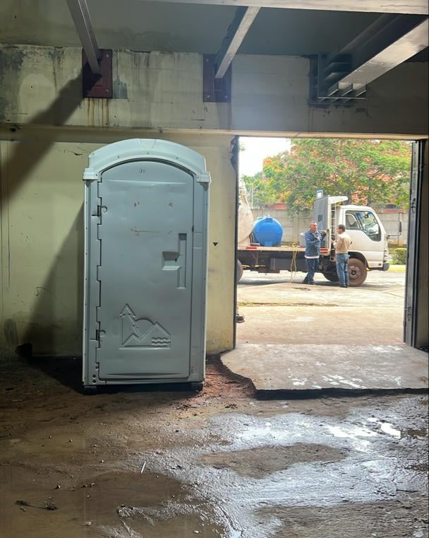 Baño portátil listo para transporte e instalación, con camión de reparto de Sanitarios Portátiles VE
