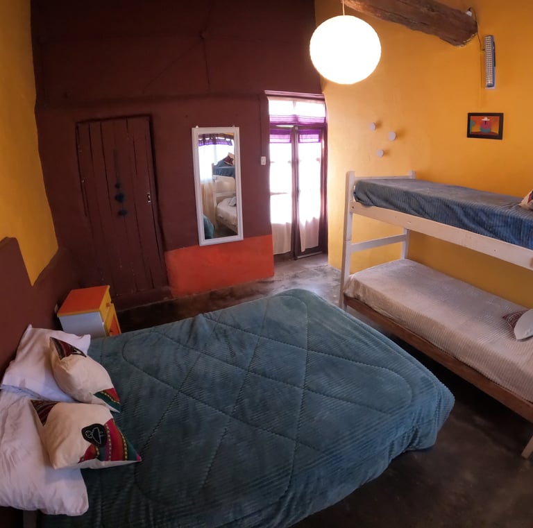 Habitación con baño privado, para 1, 2, 3 o 4 personas.