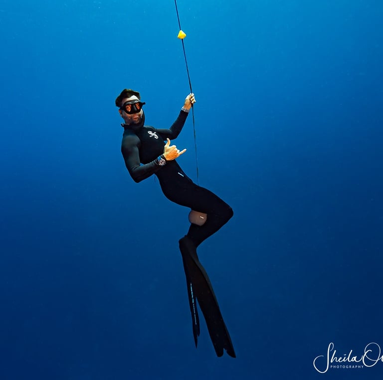 Freediving on Curacao - on a wrecking ball