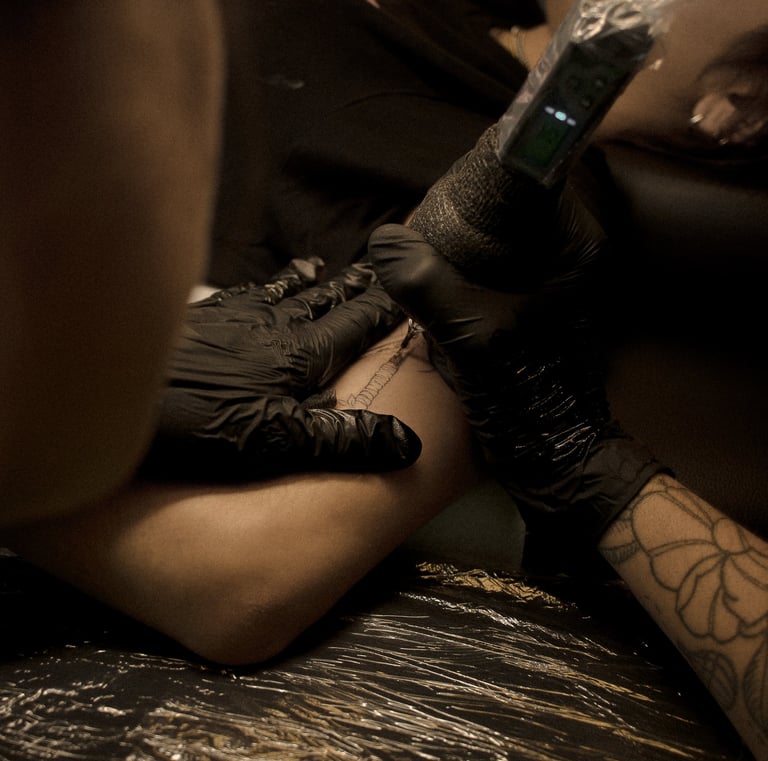 Margot Dubs Tattoo tatoue une cliente, gros plan sur ses mains