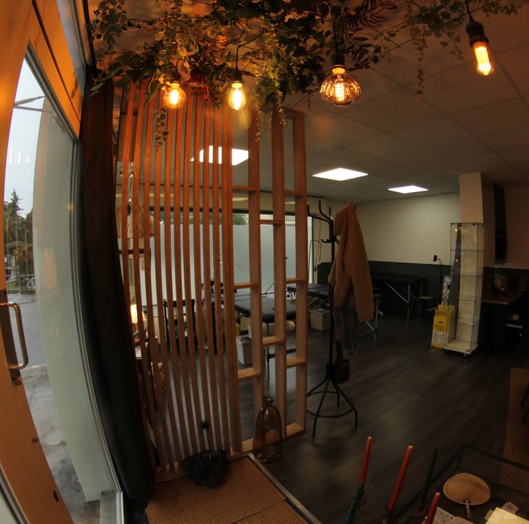 Entrée du salon des Vilaines Tattoo Shop à Golfe Juan, Vallauris, Antibes, Cannes