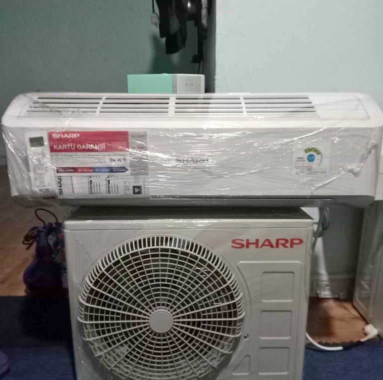 AC bekas SHARP tampak bersih dan terbungkus plastik di Rahma Tia Aircond Geblagan Tamantirto