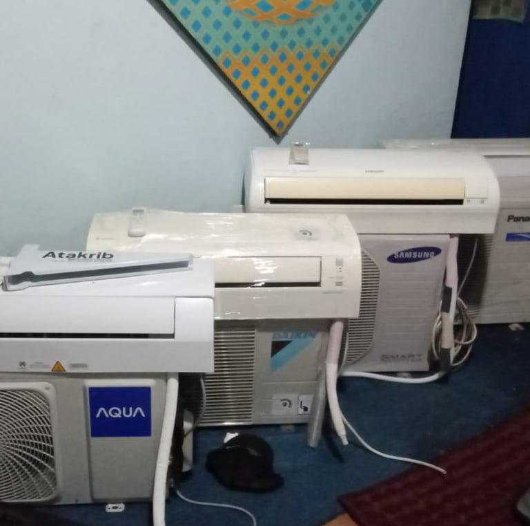 Stok AC bekas berbagai merek seperti Sharp, Samsung, Aqua di Rahma Tia Aircond Yogyakarta