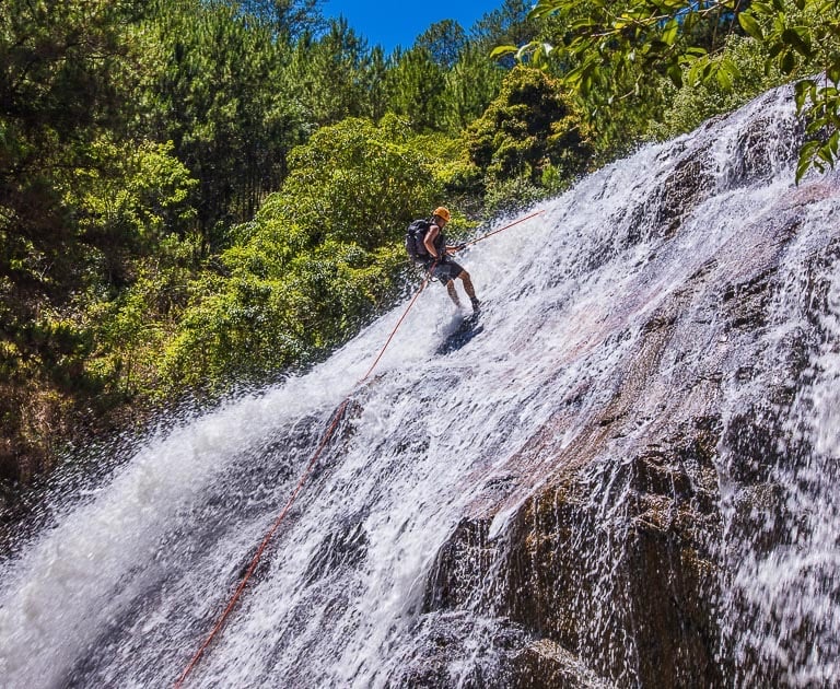 canyoning à Da Lat. Descente en rappel dans une chute