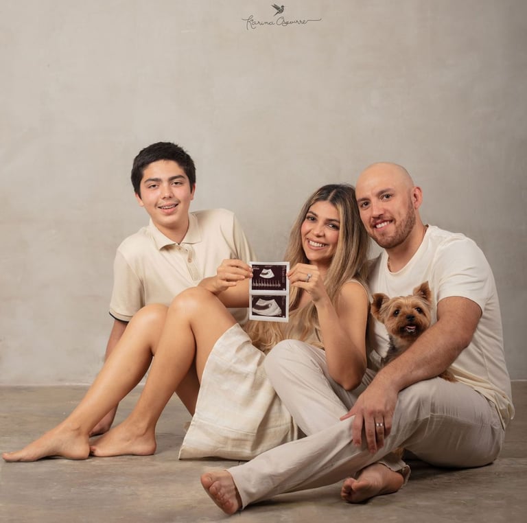 una familia de 4, mamá, papá, niño y perrito, la mamá está embarazada