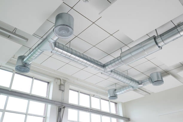 Ventilationskanaler som hänger på taket plus tilluftsdon