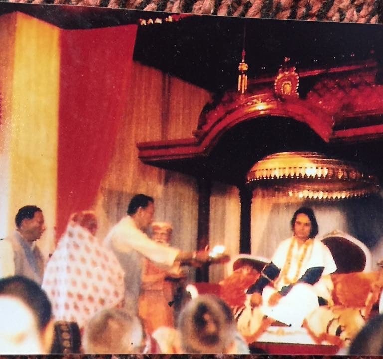 Shri Muniraji offre puja a Shri Babaji