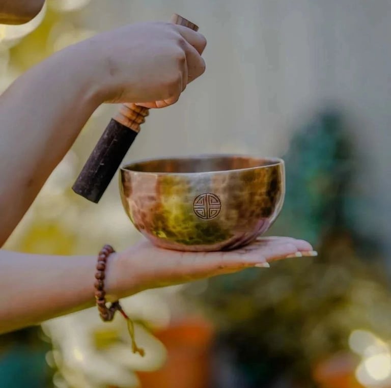 Hand hammered Himalayan singing bowl for meditation