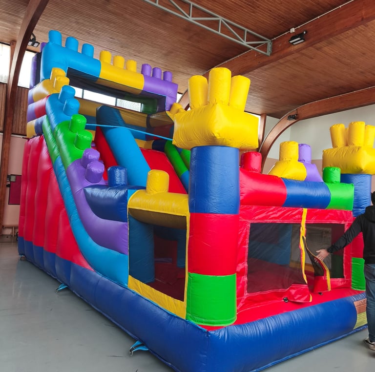 Structure gonflable - Toboggan - Thème Lego