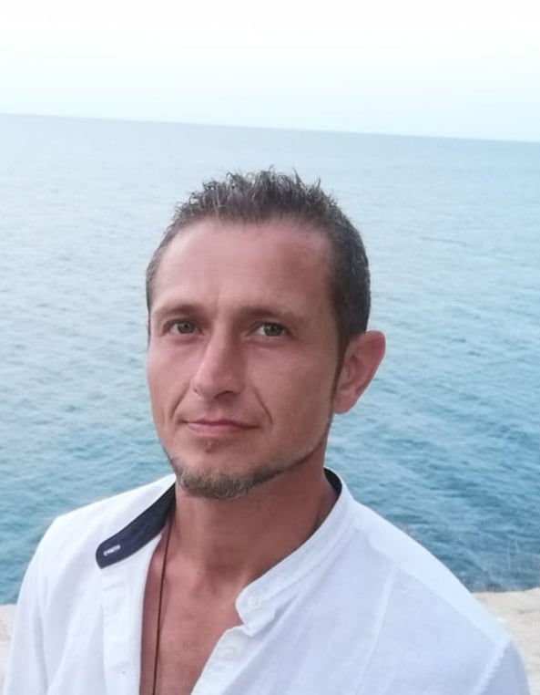 Toni Prats con mar de fondo, terapeuta de masaje y monitor de meditaciones activas