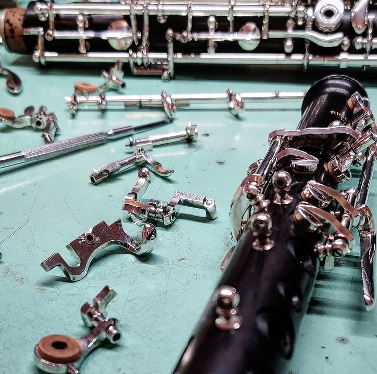les corps d'un hautbois partiellement démonté montrant la complexité de la mécanique