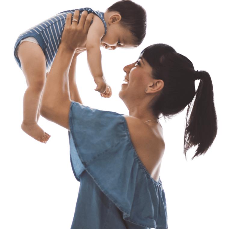 Mae segurando o filho