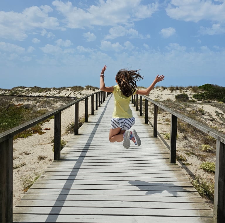 niña salta alegre con libertad