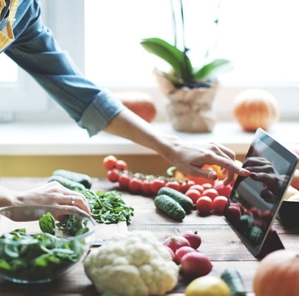 Clase vivencial de idiomas con recetas y conversación en la cocina.