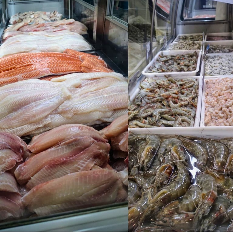 Pescados e frutos do mar em expositores