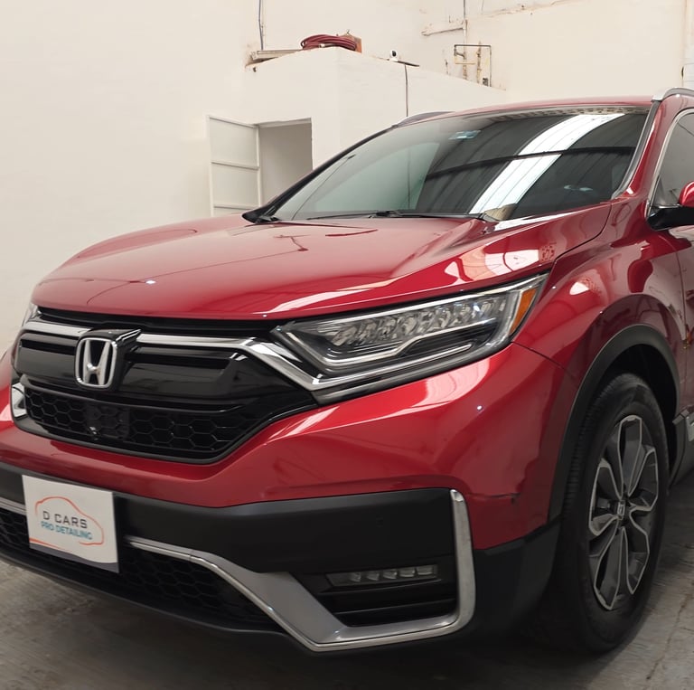 Aplicación de recubrimiento cerámico premium en automóvil, brillo profundo y protección contra rayas y contaminantes en D Car