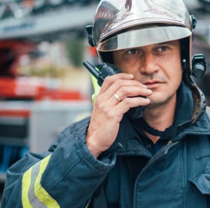 Rescatista utilizando nuestra plataforma de MCPTT