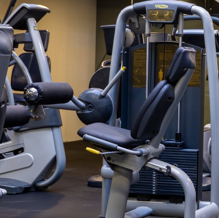 Attrezzature da palestra per allenamenti cardio e di forza nella palestra Move 2 Grow a Milano, con uno sfondo moderno e mini