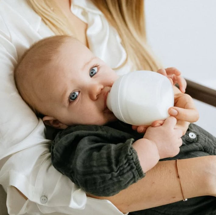Anne kucağında biberonla beslenen yenidoğan bebek – Babywise Nurse