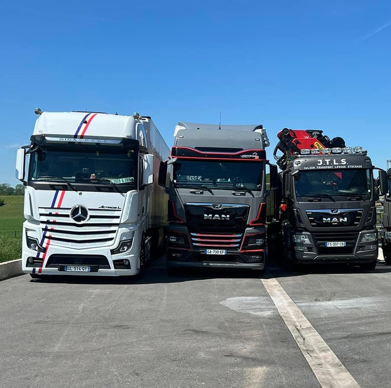 Flotte de camions JTLS stationnés, prêts pour des opérations de transport et levage