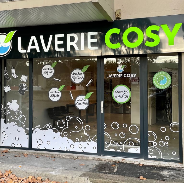 Laverie Cosy est facilement accessible : parking gratuit, proximité immédiate des transports.