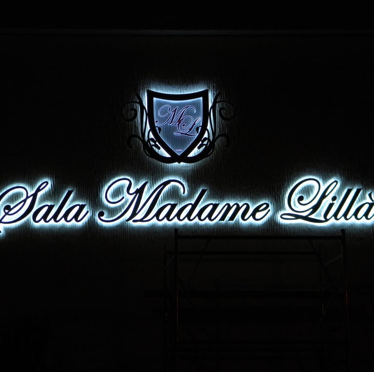 insegna illuminata hotel