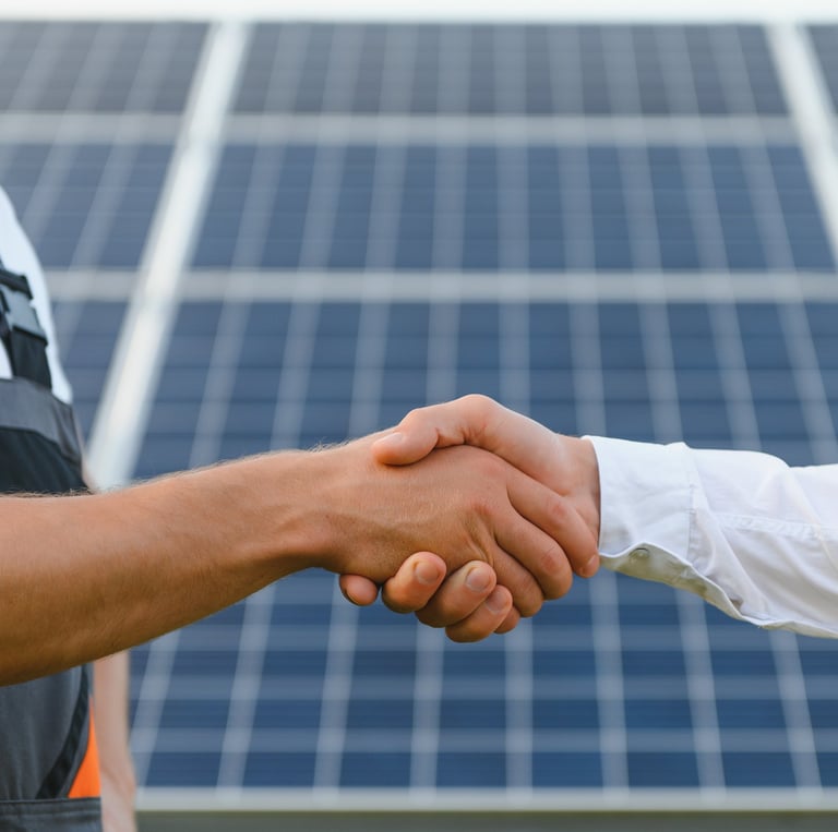 cerrando trato de paneles solares