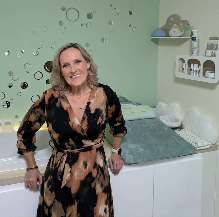 la praticienne souriante dans son salon