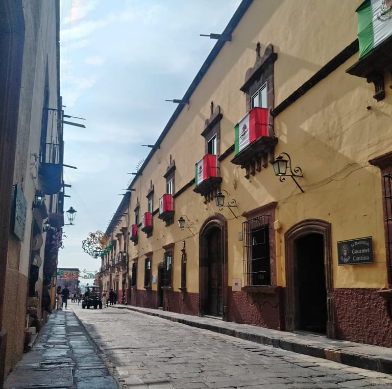 Calle de San Miguel de Allende con festividad de fiestas patrias