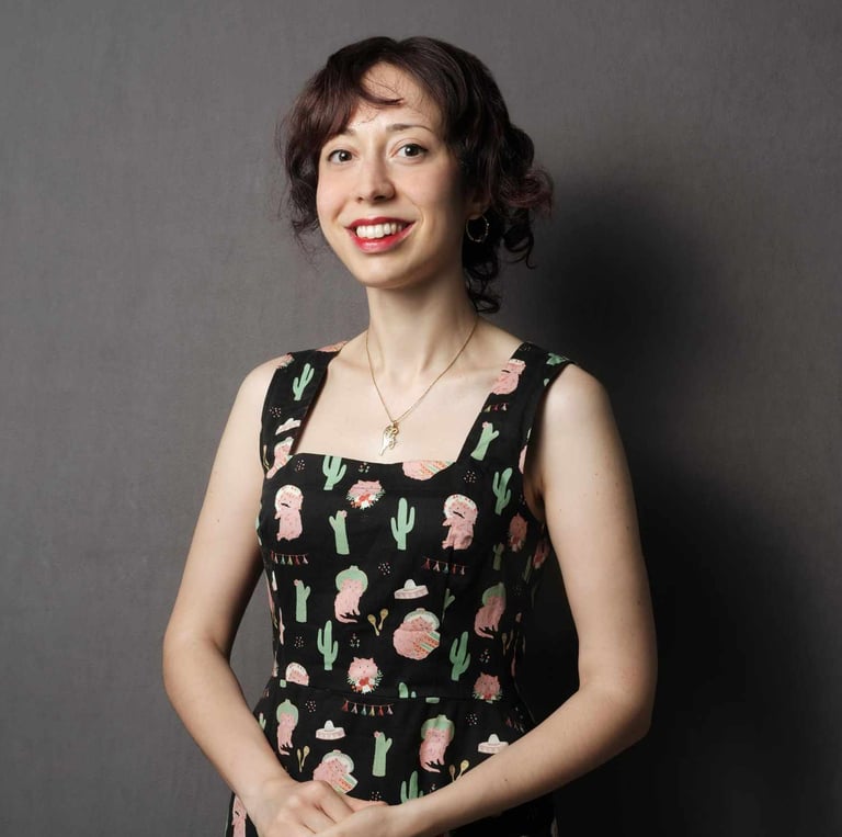 Donna, sorridente, con abito smanicato in piedi