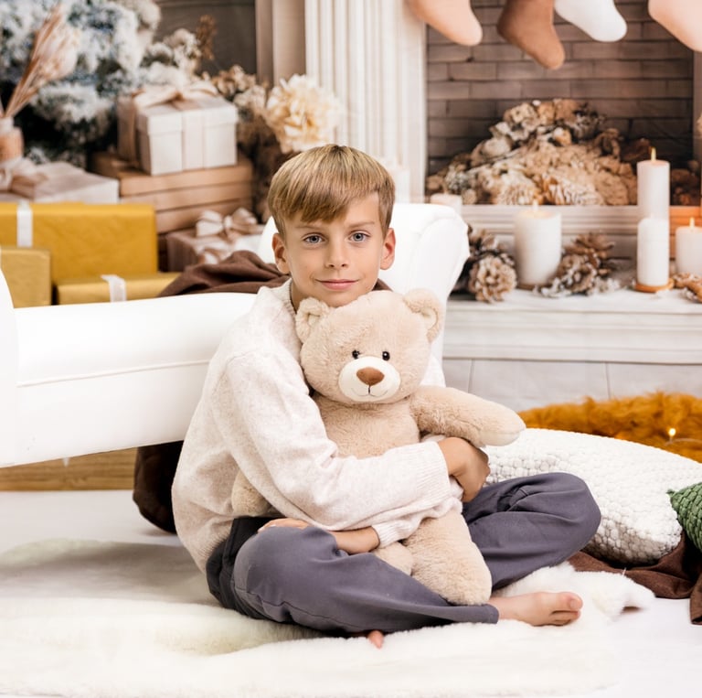 niño con oso de peluche en sesión fotográfica de navidad