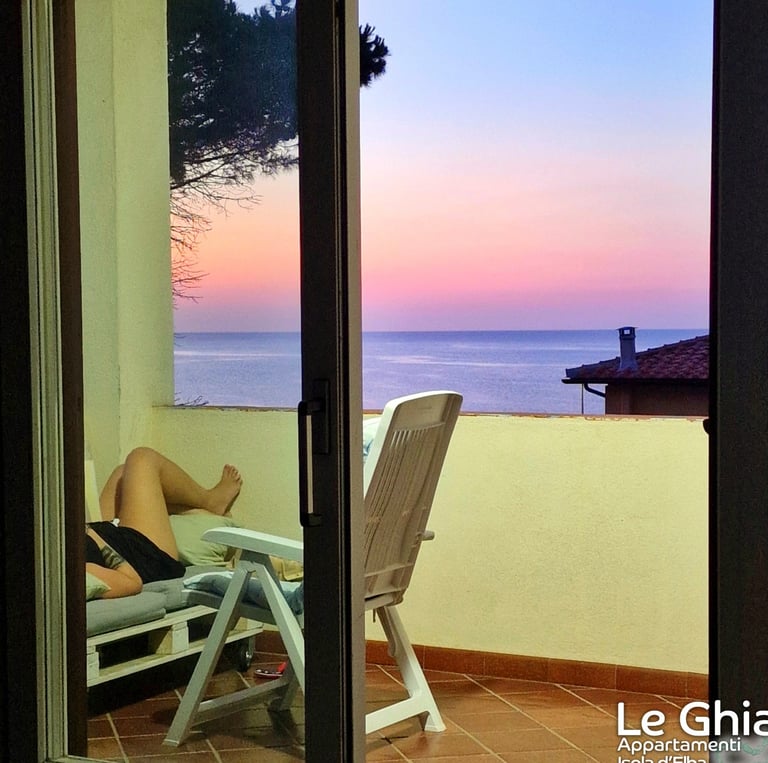 divano in terrazza vista mare