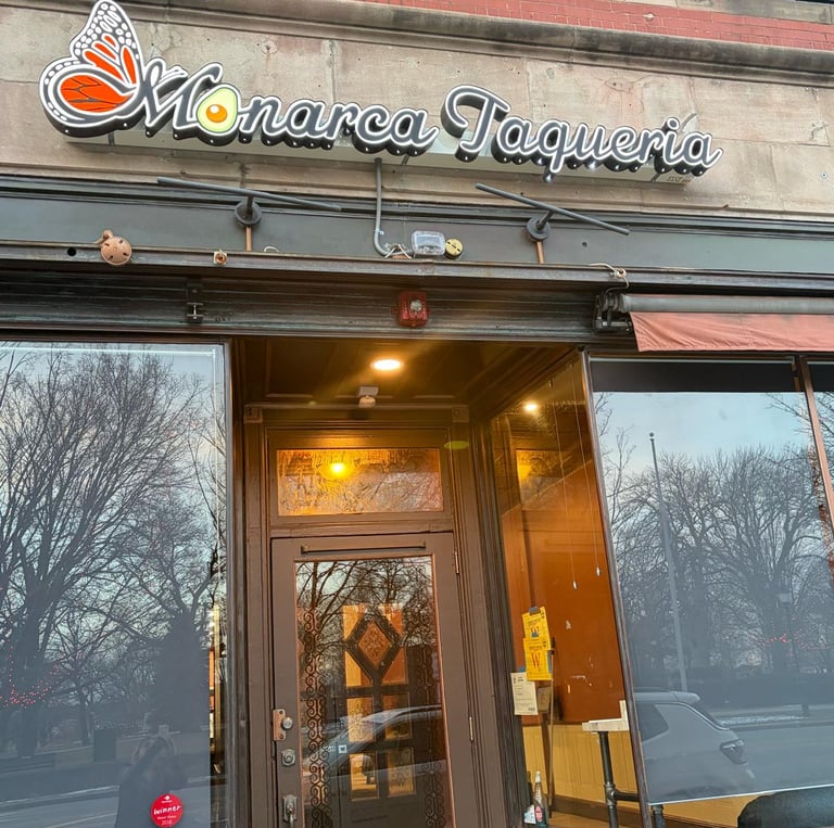 monarca-taqueria-watham-exterior_vista frontal izquierda