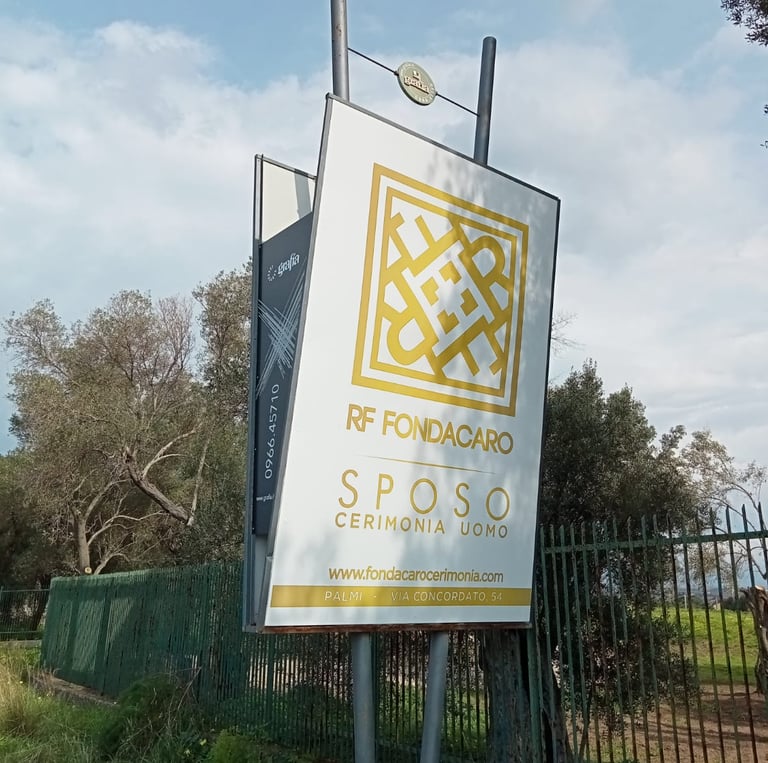 totem pubblicitario