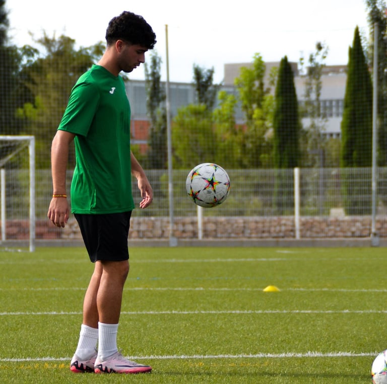 jugador de fútbol y futbolista entrenando y teniendo preparación física fuera del campo para mejorar