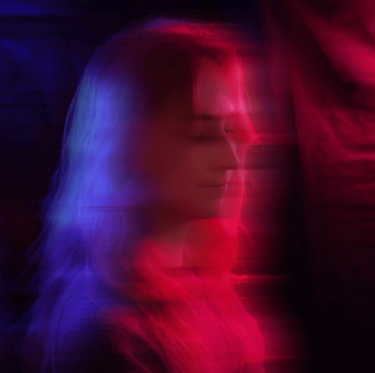 portrait d'une vidéaste avec des jeux de lumière rose et bleu