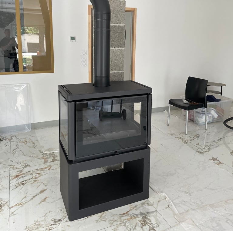 Installation de poêle à bois moderne avec conduit apparent